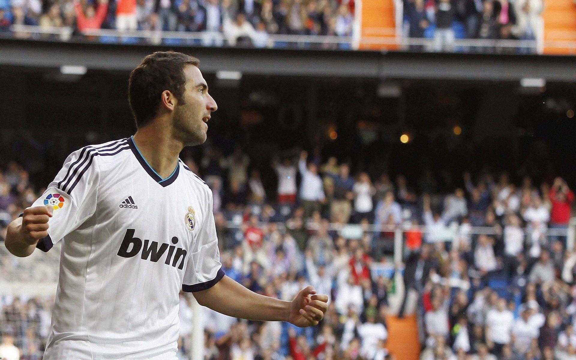 国米悄然布局右路变革，邓弗里斯替代者浮现，尤文旧将科斯塔成关键评估目标